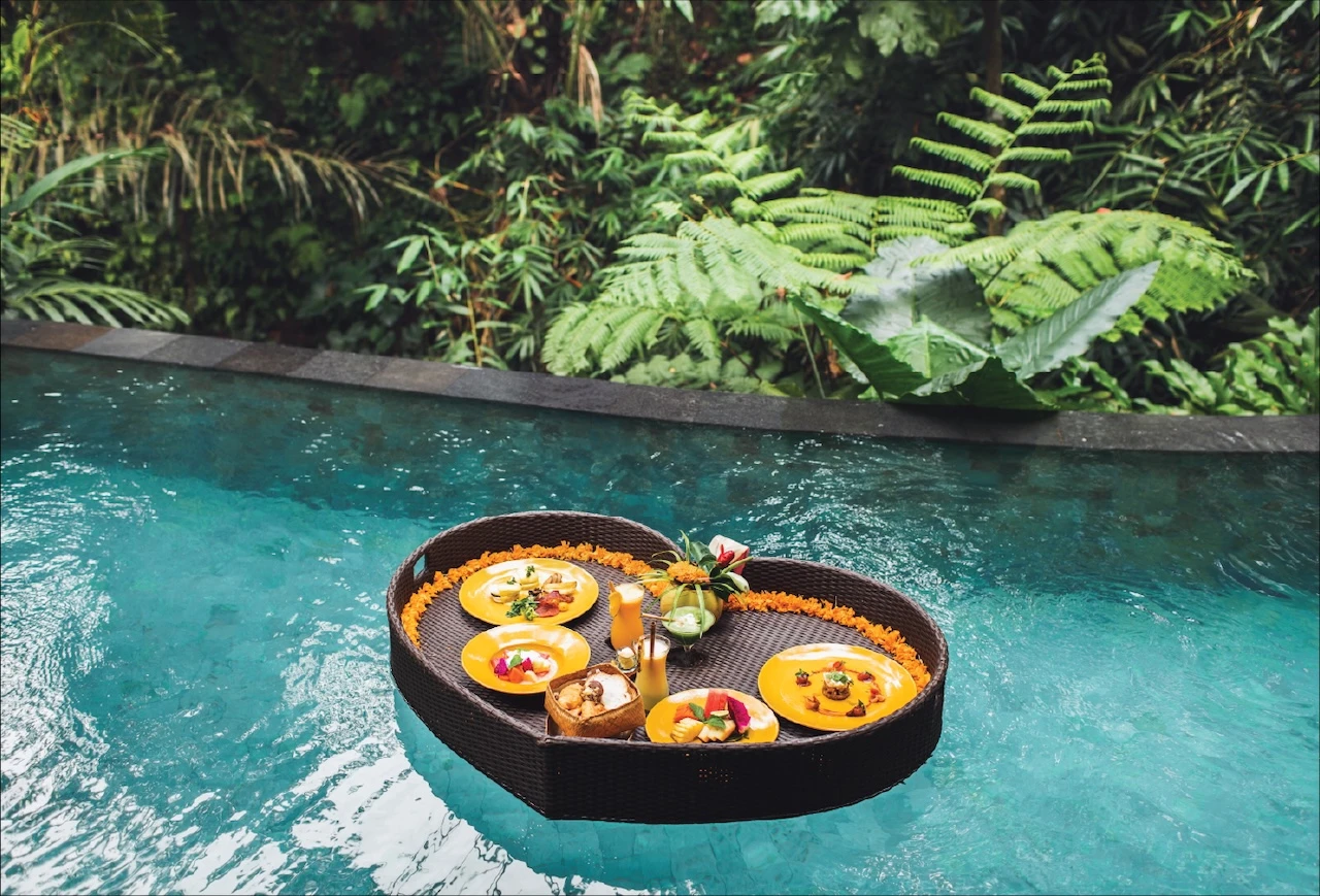 Breakfast & In‑Villa Dining